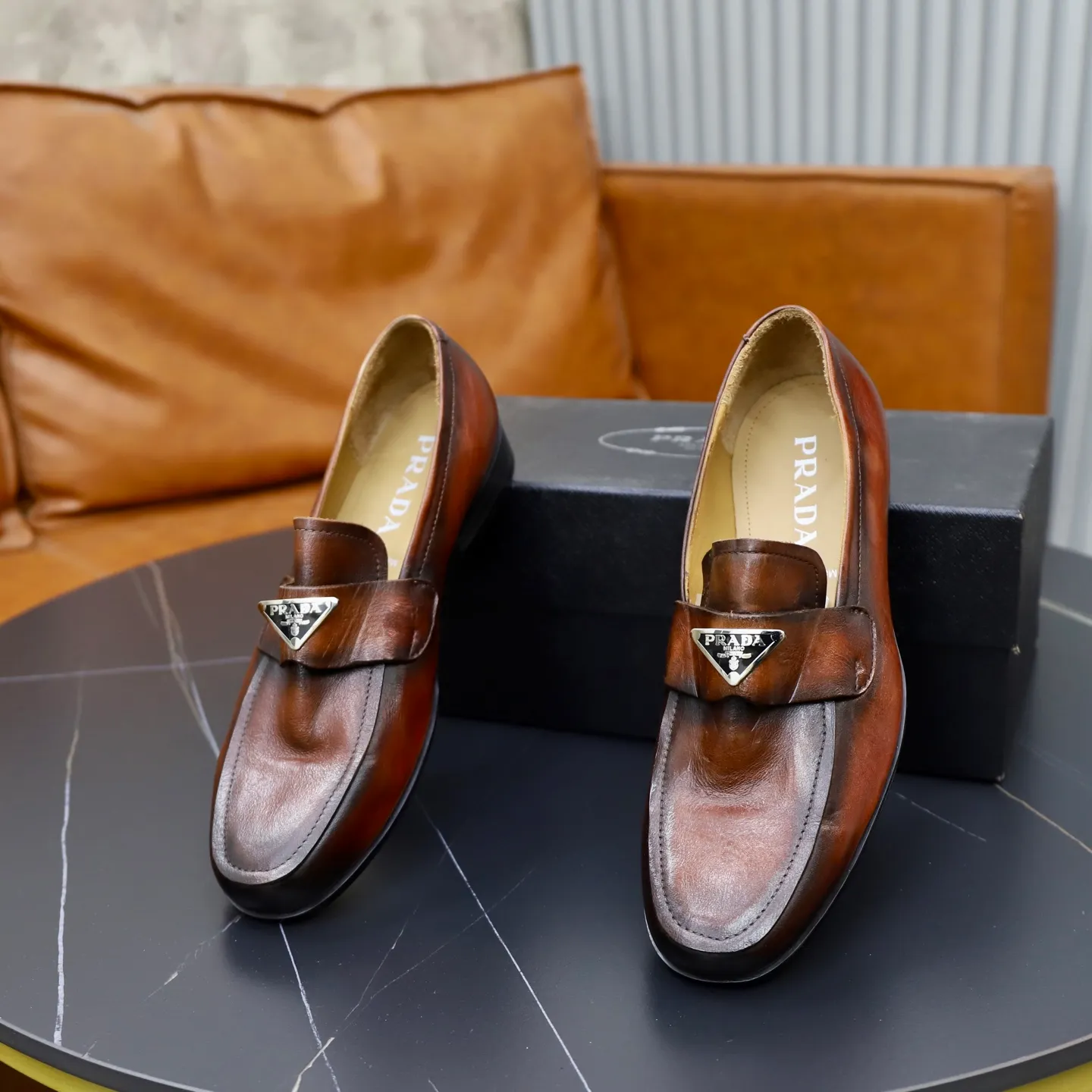 Ex-factory price: 520💰[PRADA] Prada's new casual men's shoes are launched in Hong Kong counters. Official website 1:1 production. Italian washed cowhide + water-dyed leather lining. Designed by European and American masters. Perfect shape to create counter quality, solid color rubber wear-resistant outsole and classic dazzling head! Super versatile and very comfortable. High-end without losing taste, fashionable and novel! ! Absolute focus! 3 colors available! Code number 38-45